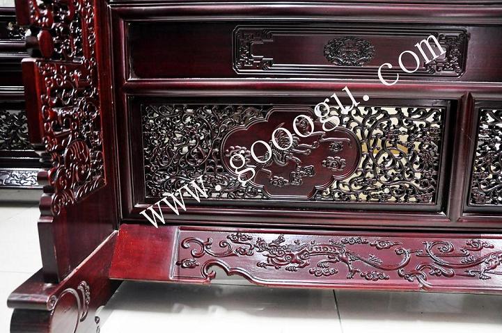 屏風底座雕工精細、油漆的工藝細致!