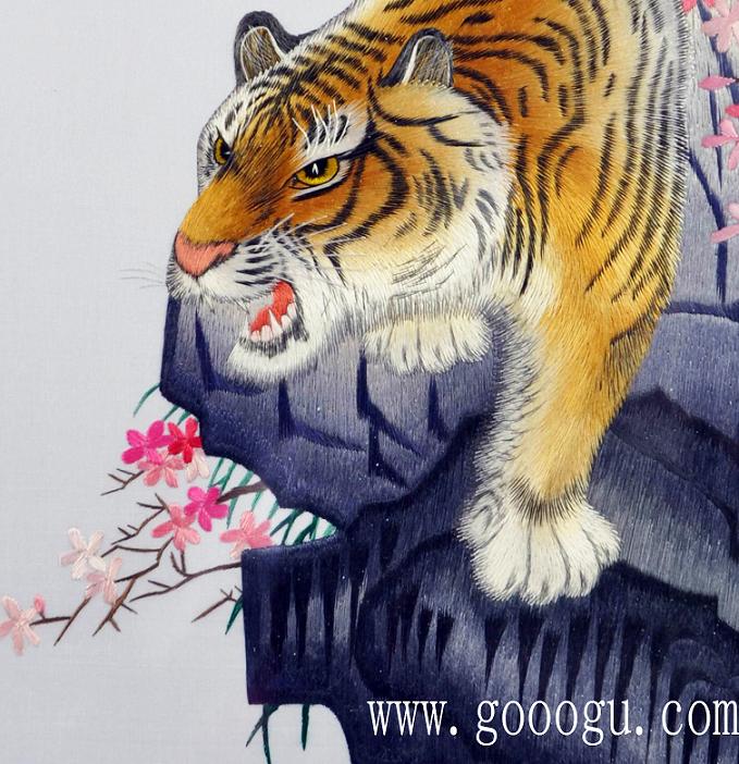 蘇繡的另一面是老虎的圖案,彰顯虎的兇猛!