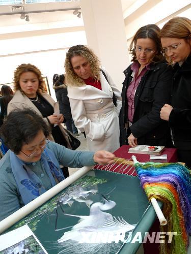 蘇繡精品 繡娘現(xiàn)場(chǎng)表演 外賓參觀蘇繡